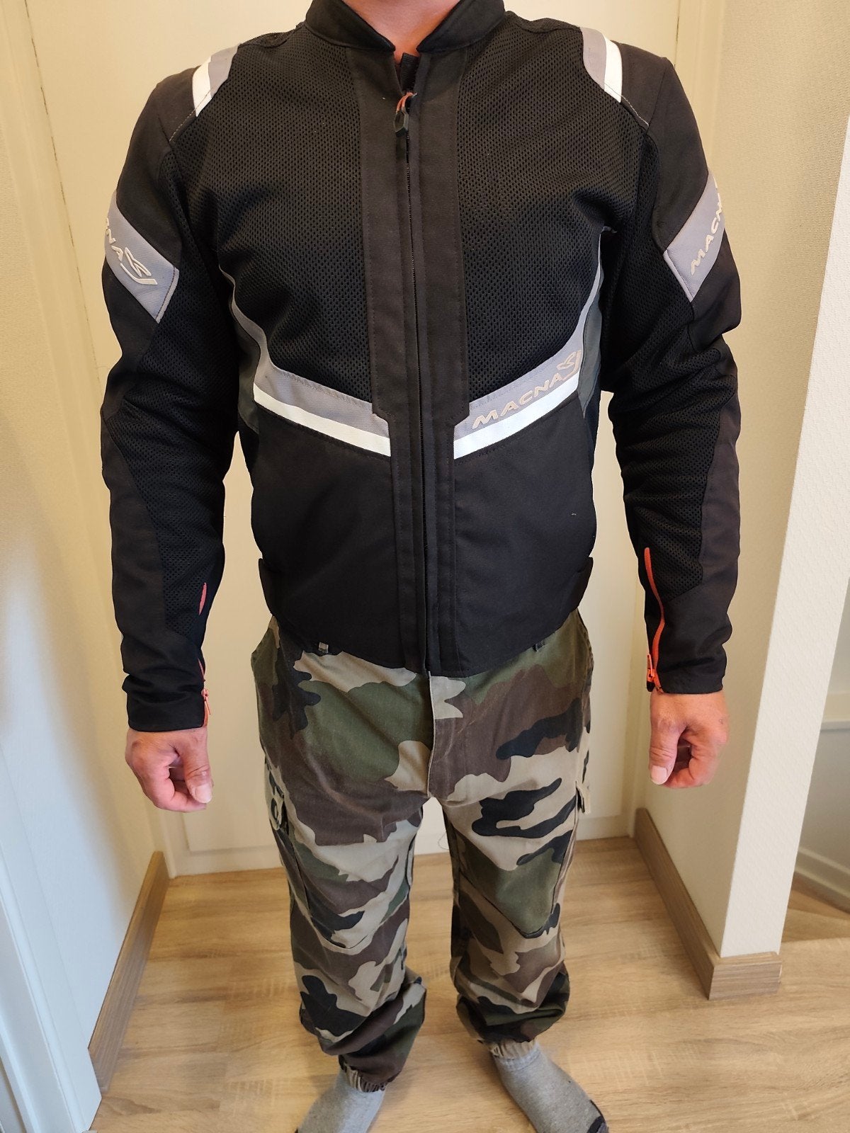 jolie veste trouée pour la moto., Motos, Vêtements | Vêtements de moto, Enlèvement ou Envoi, 1 macna ,en 1 ixs, Hommes, Manteau | tissu