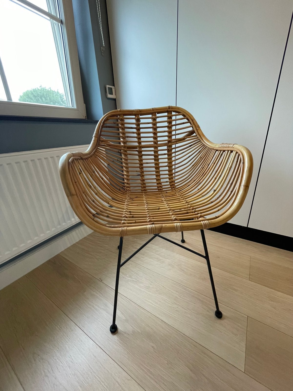 Rotan stoel met zwarte metalen poten, Enlèvement, Comme neuf