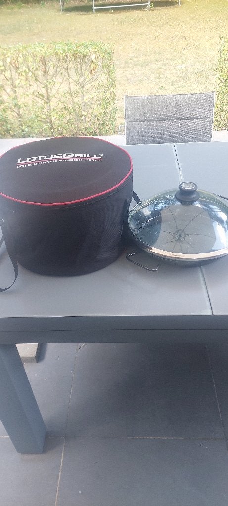 Lotusgrill (Barbecue), Tuin en Terras, Houtskoolbarbecues, Zo goed als nieuw, Met accessoires, Ophalen