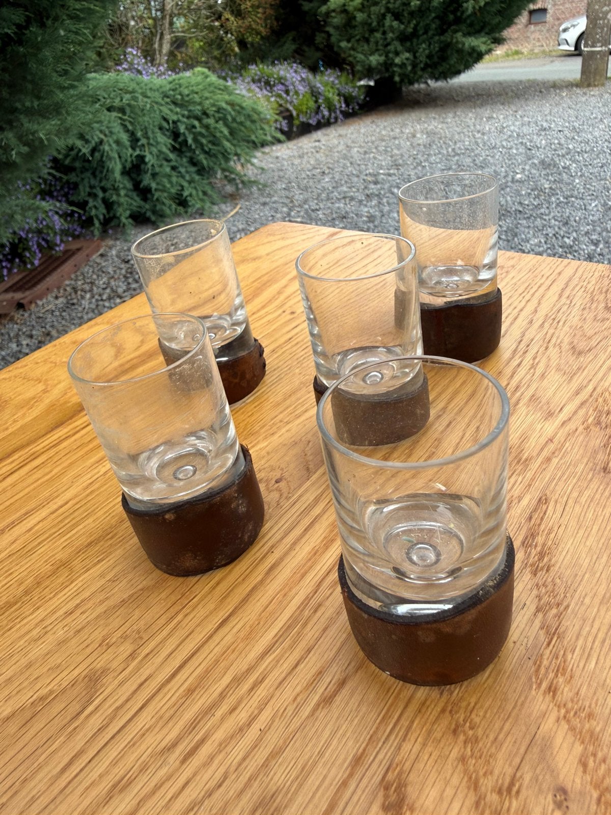 Lot de 4 verres vintage avec socle en bois, Envoi, Comme neuf, Verres et Verres à shot
