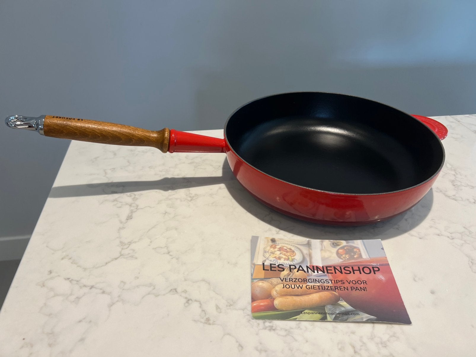 Sauteuse Le Creuset 28 cm rouge cerise en très bon état, Maison & Meubles, Cuisine | Casseroles & Poêles, Enlèvement ou Envoi