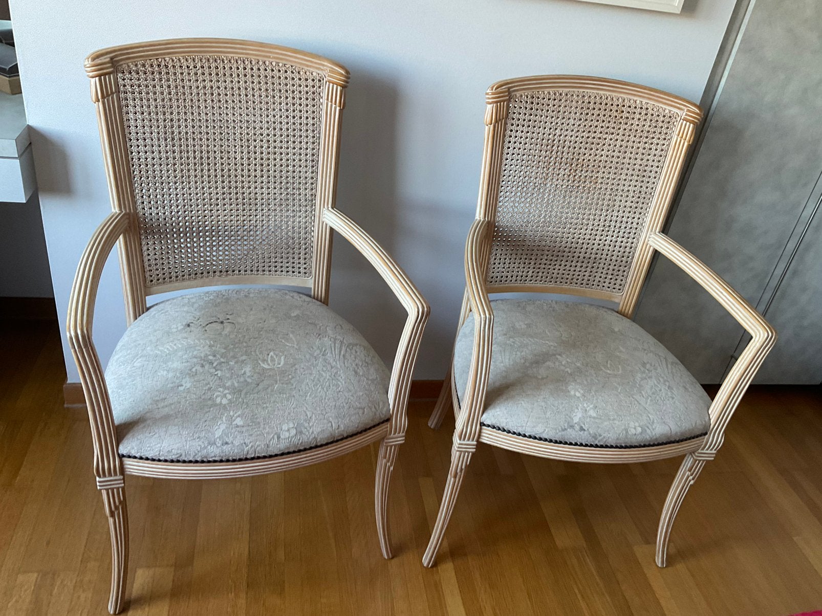 Set van 2 klassieke Louis XVI armstoelen met riet (webbing), Ophalen, Zo goed als nieuw
