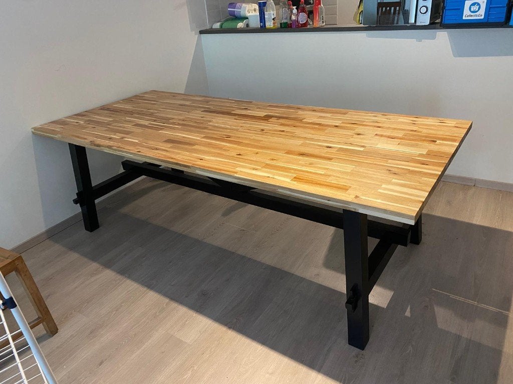IKEA SKOGSTA eettafel in massief acaciahout - €275, Ophalen, 100 tot 150 cm, Zo goed als nieuw, Vijf personen of meer