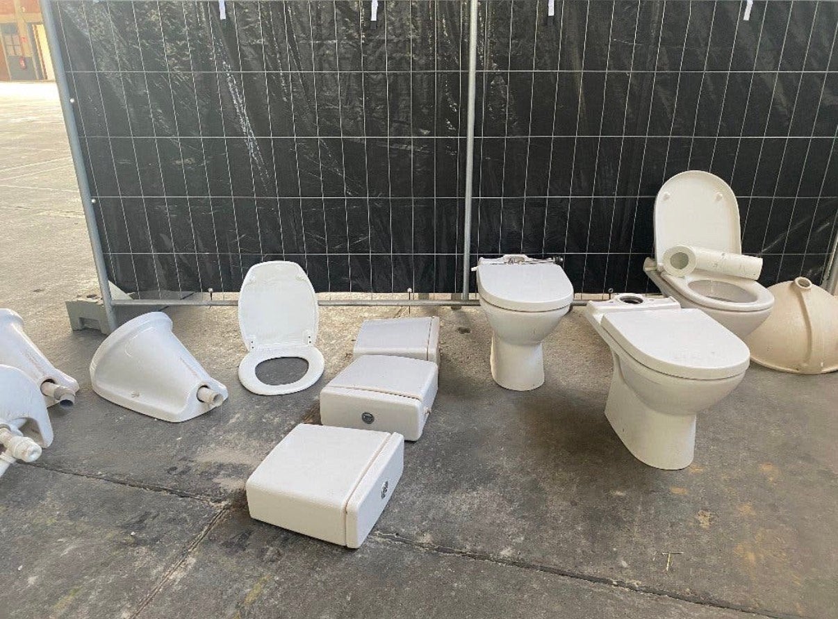 Lot complet WC / urinoirs – 3 toilettes + 2 urinoirs, Enlèvement, Utilisé