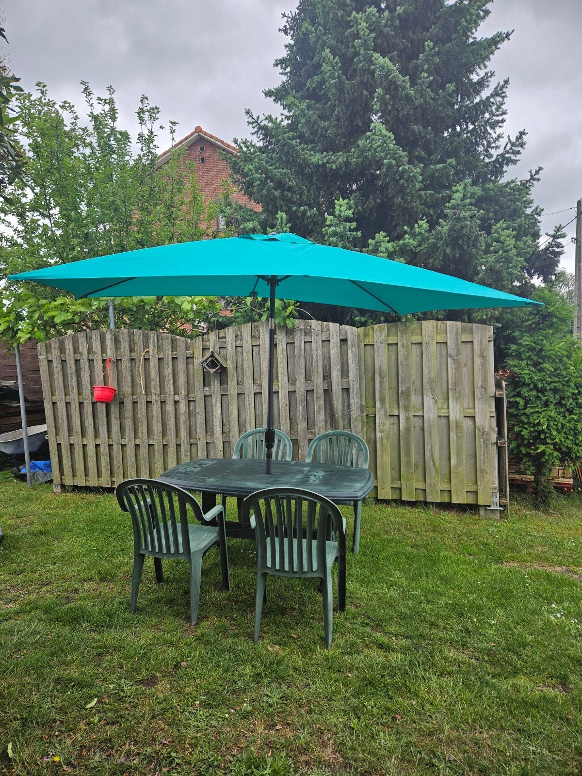 Set de jardin comprenant 1 table, 4 chaises et 1 parasol à H, Jardin & Terrasse, Enlèvement