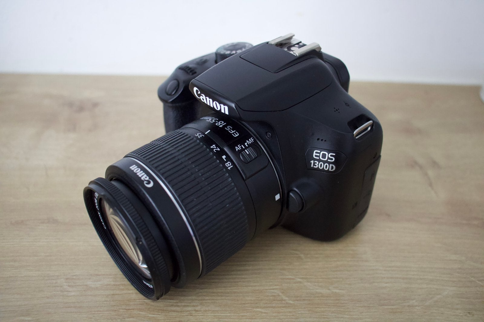 Canon eos 1300d met doos, Ophalen, Zo goed als nieuw