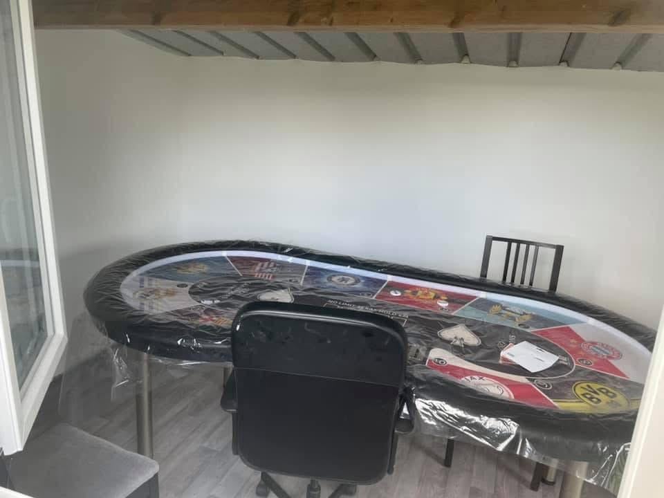 Table de poker, Cinq joueurs ou plus, Enlèvement, Utilisé