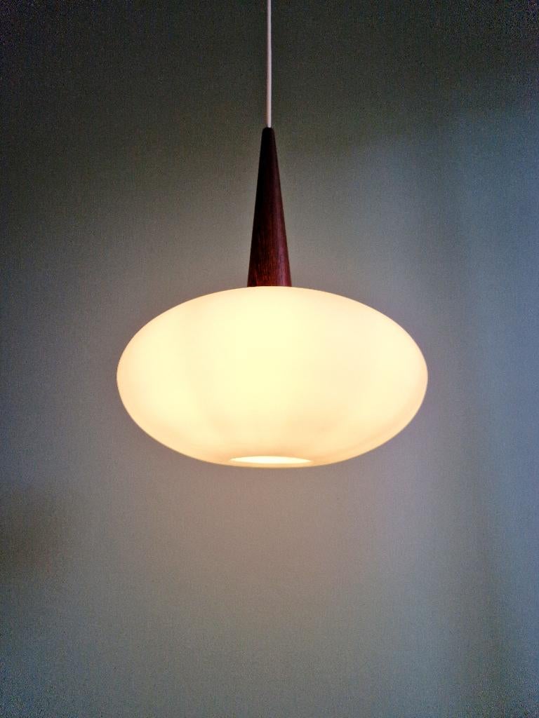Suspension en teck et opaline, Louis Kalff, Philips, 1960, Enlèvement ou Envoi