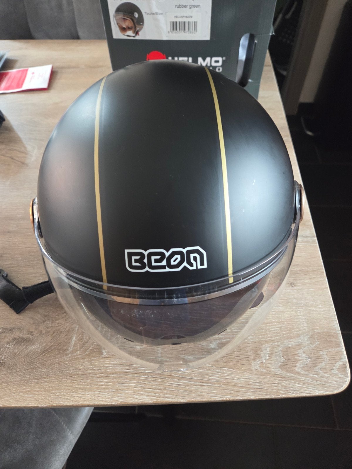 Zeer mooie Beon vespa helm met zonneklep in gewerkt maat L, Ophalen