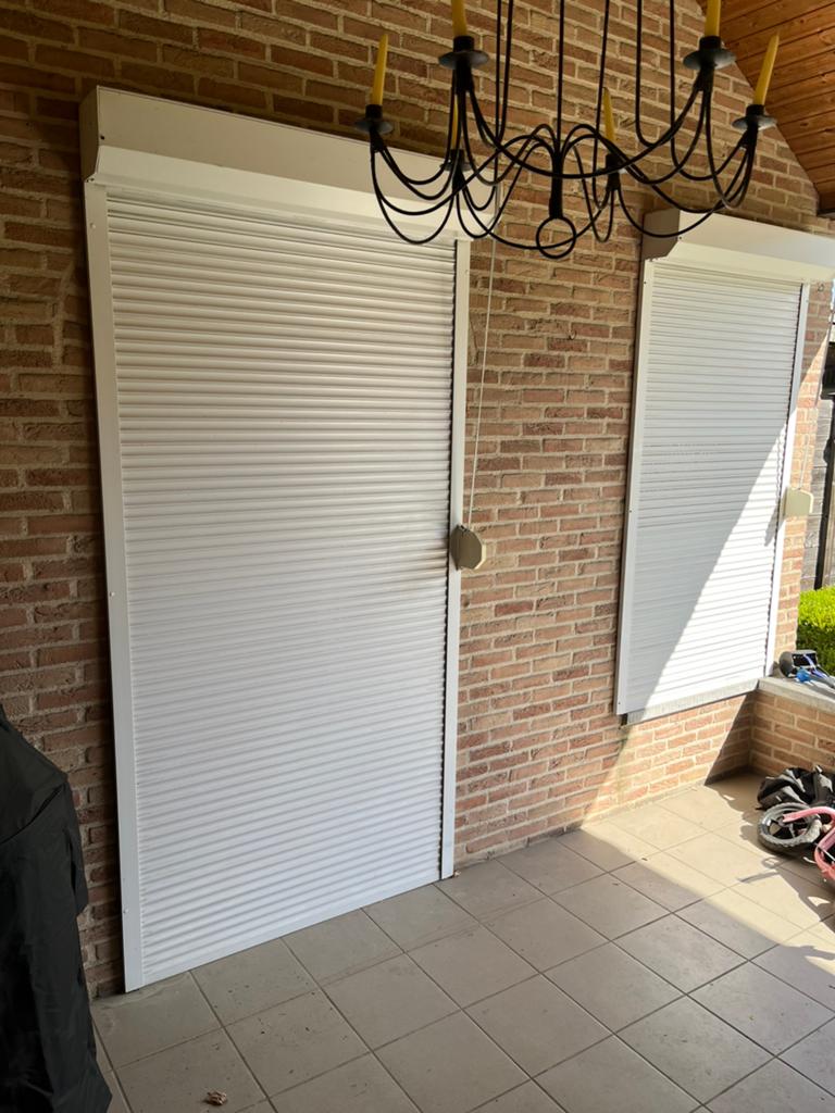2x rolluik, Doe-het-zelf en Bouw, Rolluiken, Ophalen, Zo goed als nieuw