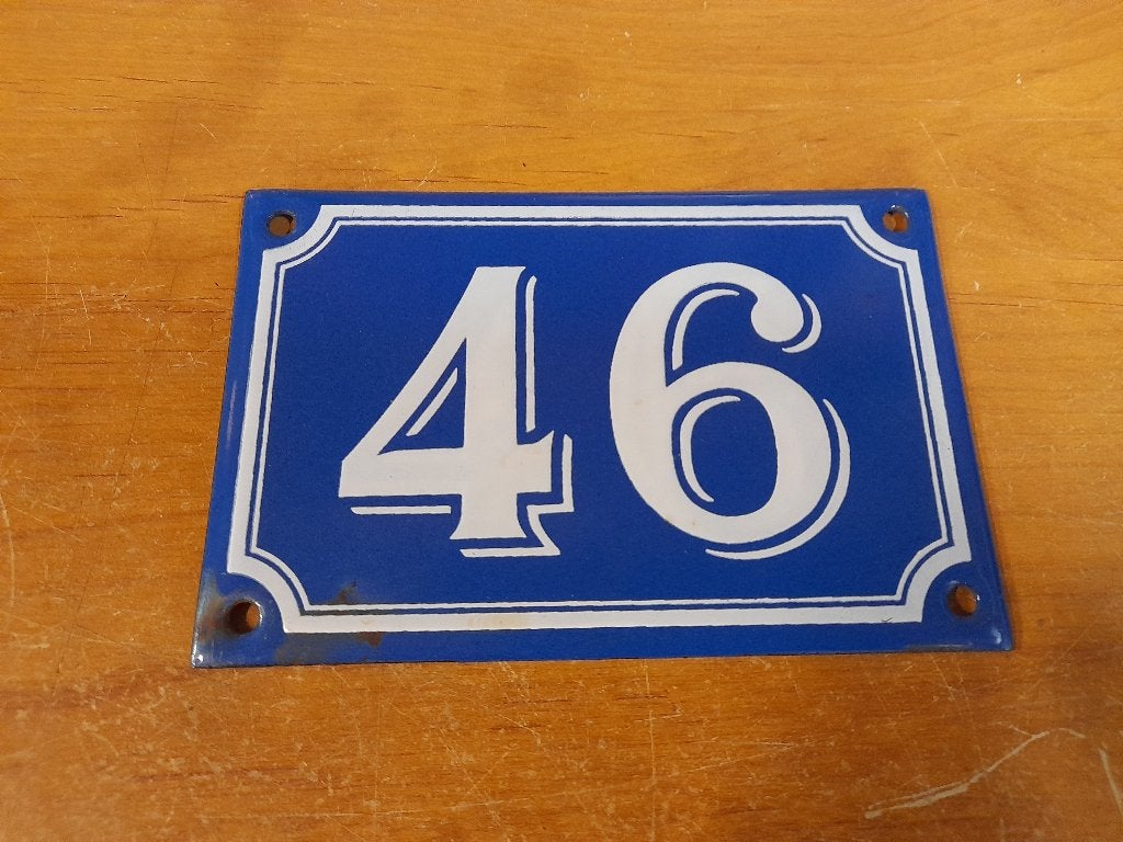 plaque numero de rue 46 emaillée 15x10 cms, Enlèvement ou Envoi, Utilisé, Autres types