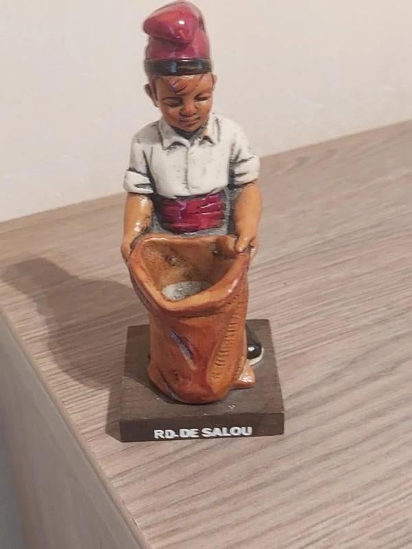 Decoratief beeldje : Catalaanse jongen / Salou, Verzamelen, Beelden en Beeldjes, Zo goed als nieuw, Mens, Ophalen of Verzenden