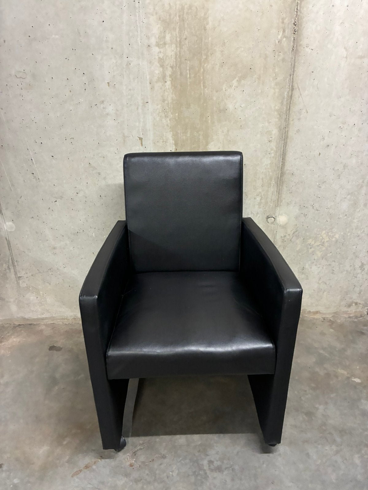 6 zwarte stoelen imitatieleer met wieltjes, Ophalen, Kunststof, Gebruikt, Zwart