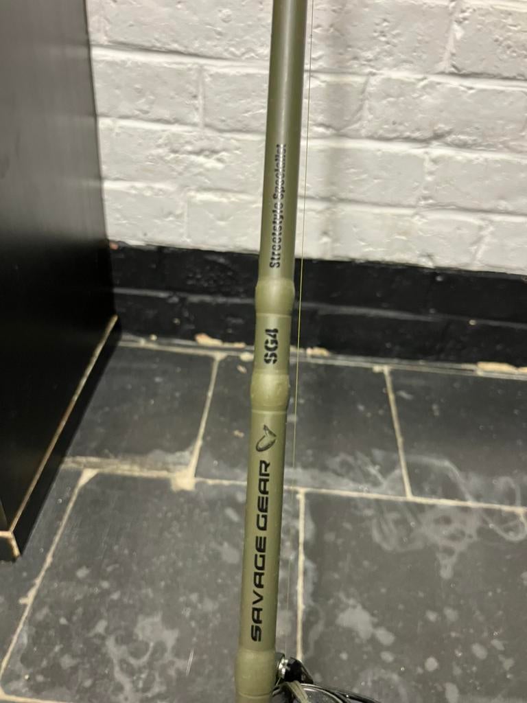 Vishengel savage gear sg4 street specialist met molen sg4, Ophalen of Verzenden, Zo goed als nieuw, Molen