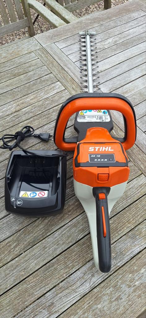 Still HSA56 heggenschaar met accu en lader zeer goede staat, Ophalen, Zo goed als nieuw, Accu, Stihl