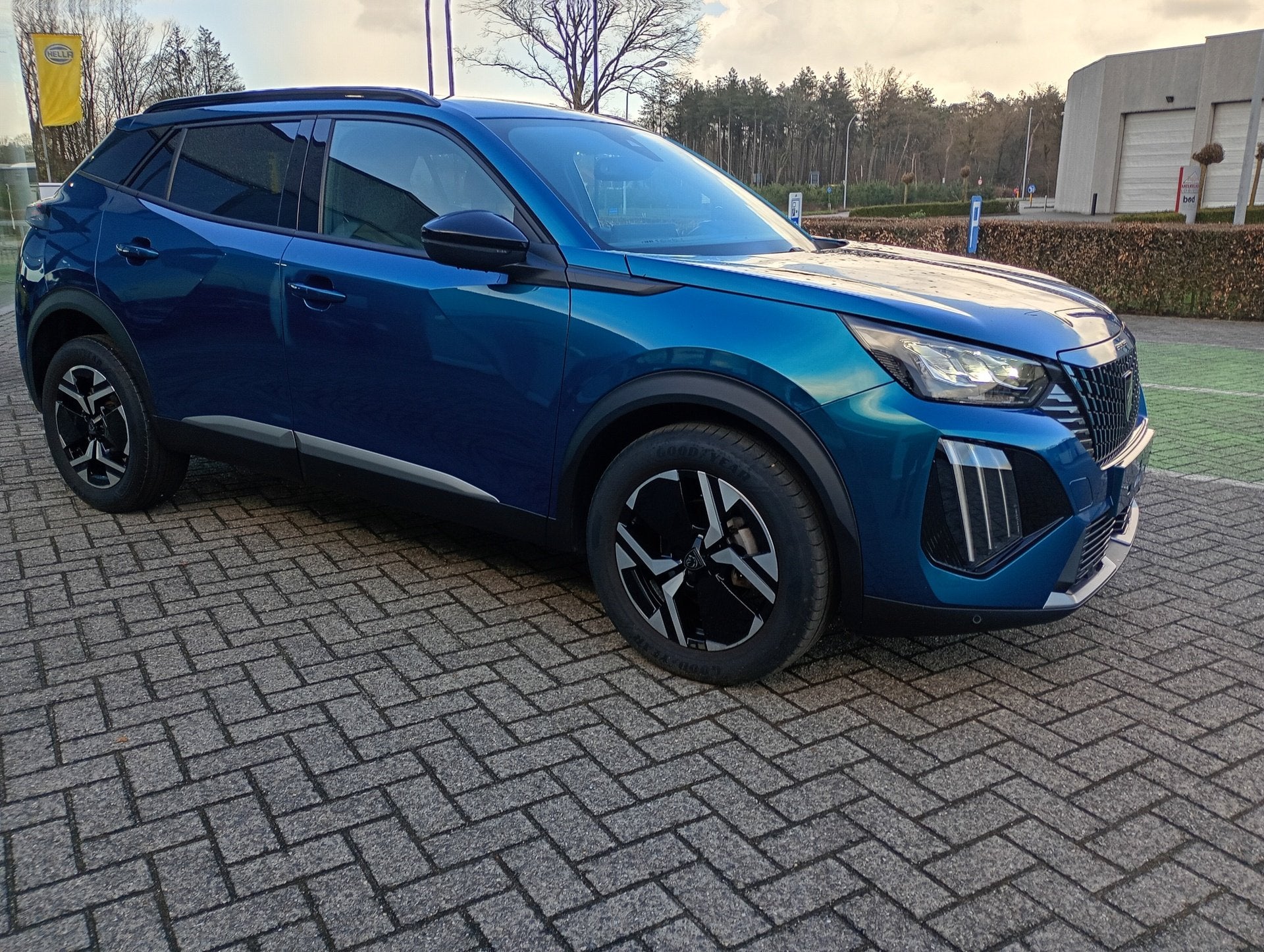 Peugeot 2008 1.2 PureTech 100 Allure – 02/2025 – 14.218, Auto's, Peugeot, Voorwielaandrijving, Stof, Gebruikt, Euro 6