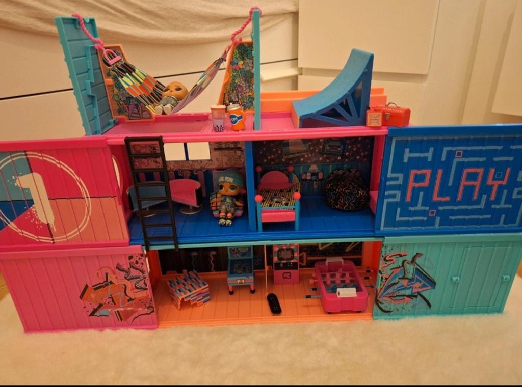Playhouse LOL, Enlèvement