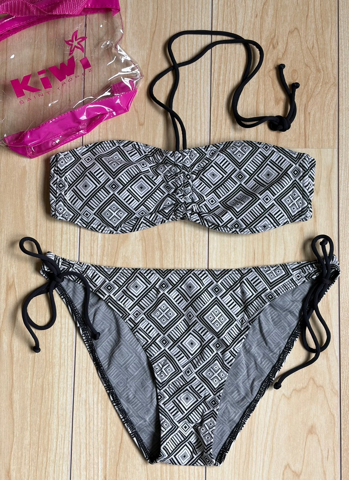 Bikini bandeau Kiwi Saint-Tropez taille 36/38, Enlèvement ou Envoi, Comme neuf, Noir, Bikini