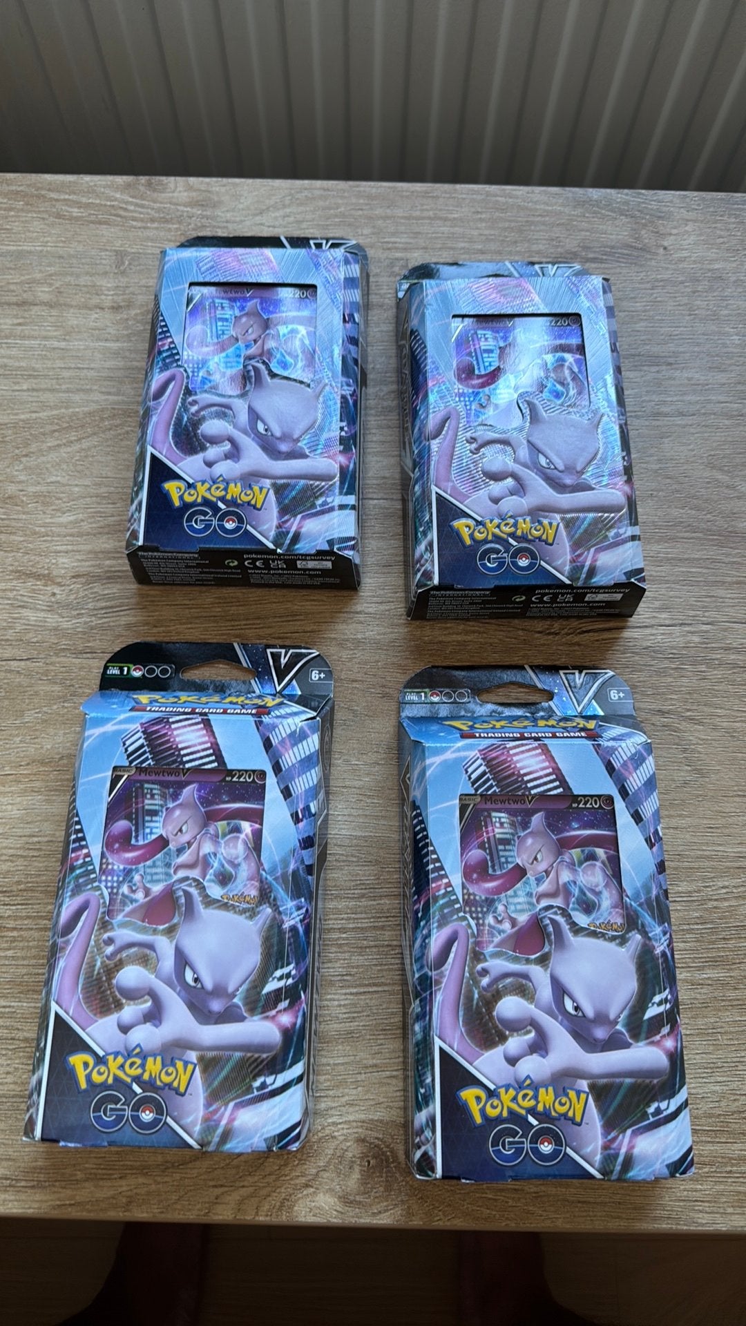 Nieuw: 4 x pokemon GO V-Battle Deck Mewtwo, Ophalen, Zo goed als nieuw