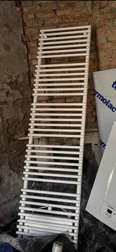 Radiateur sèche-serviettes blanc moderne — puissant, Bricolage & Construction, Chauffage & Radiateurs, Enlèvement, Comme neuf