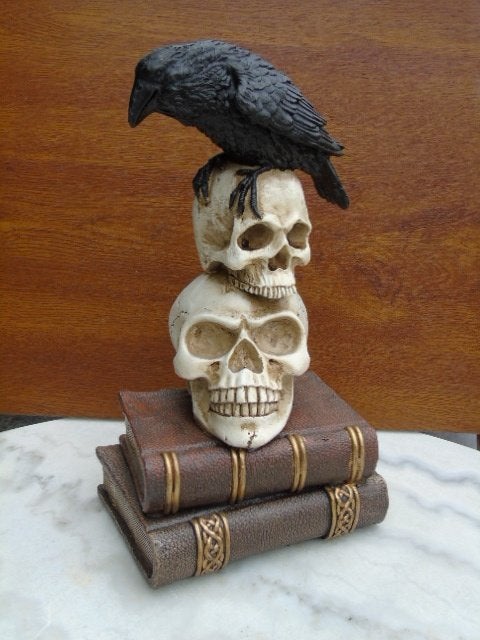 2 schedels en een kraai op boeken, Halloween-decoratie, Ophalen of Verzenden, Nieuw, Feestartikel