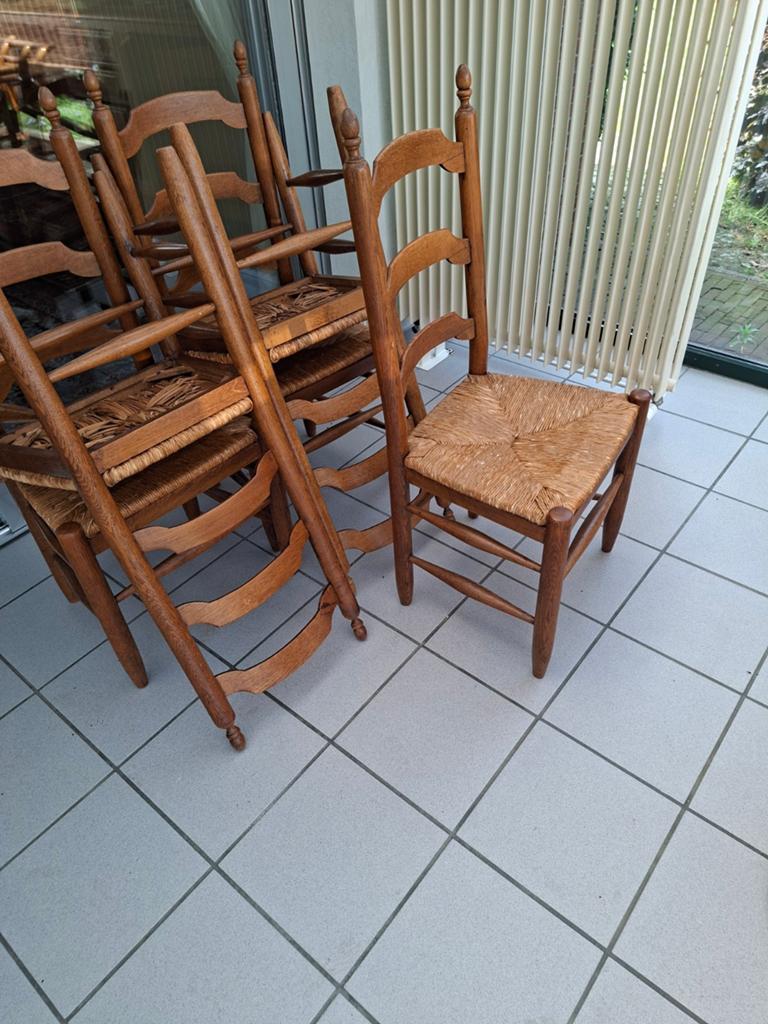 Stoelen met rieten zitting, Ophalen