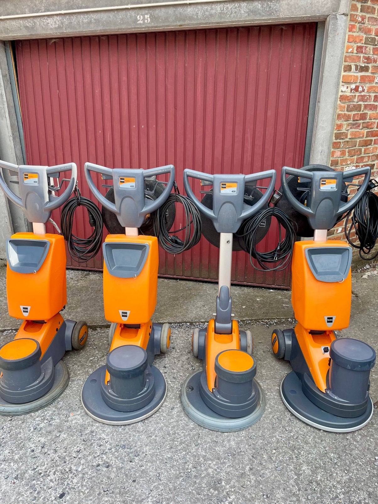 TASKI BOENMACHINE EN SCHROBMACCHINE, Doe-het-zelf en Bouw, Reinigingsmachines, Ophalen of Verzenden, Zo goed als nieuw