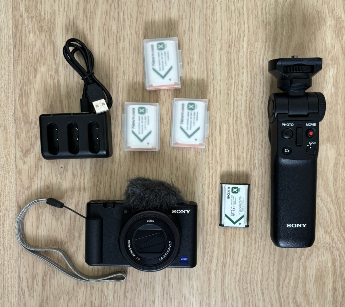 Sony ZV-1 met statief/remote + batterijen, USB-kabel, GPS, Ophalen of Verzenden, Zo goed als nieuw