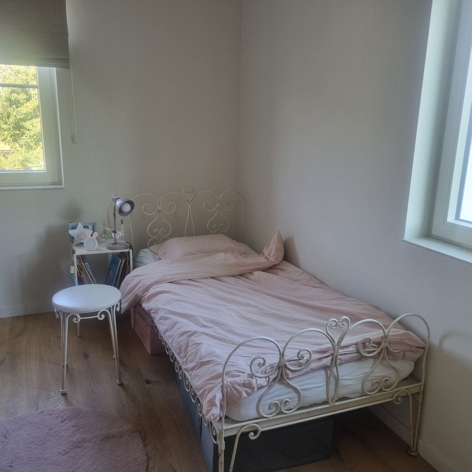 lit vintage pour fille avec table de chevet et chaise assort, Maison & Meubles, Chambre à coucher | Tables de chevet, Enlèvement