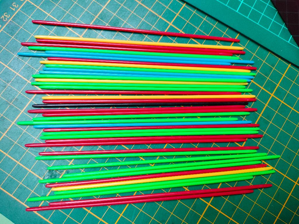 mikado stokjes plastiek kunststof rood groen geel blauw, Ophalen of Verzenden, Zo goed als nieuw, Knutselen