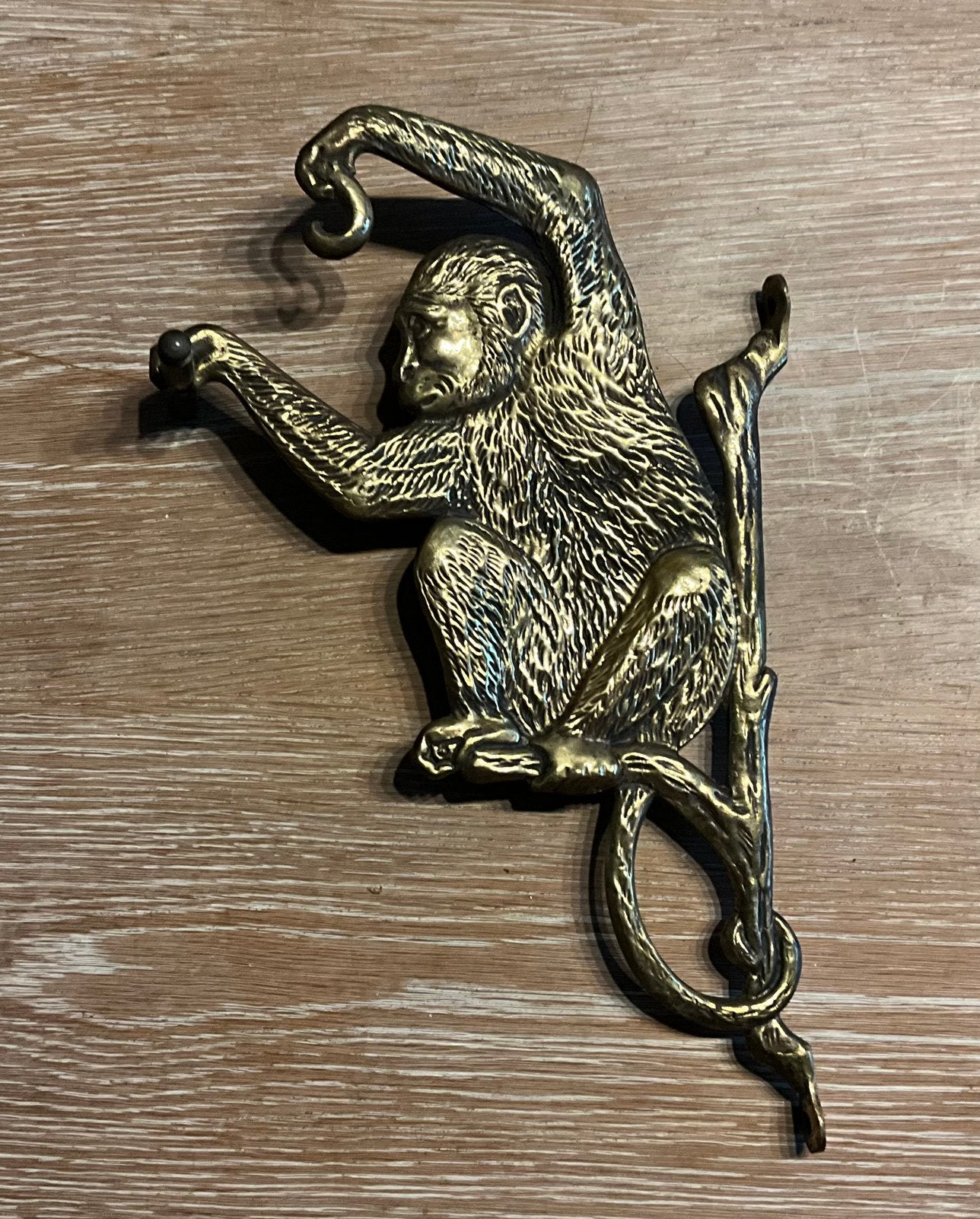 Bronzen aapje zittend op een tak, Ophalen of Verzenden, Zo goed als nieuw