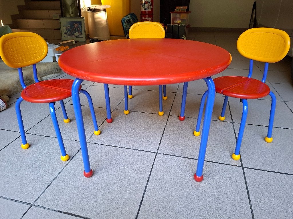 Kindertafel met 3 stoelen, Ophalen, Zo goed als nieuw, Stoel(en)