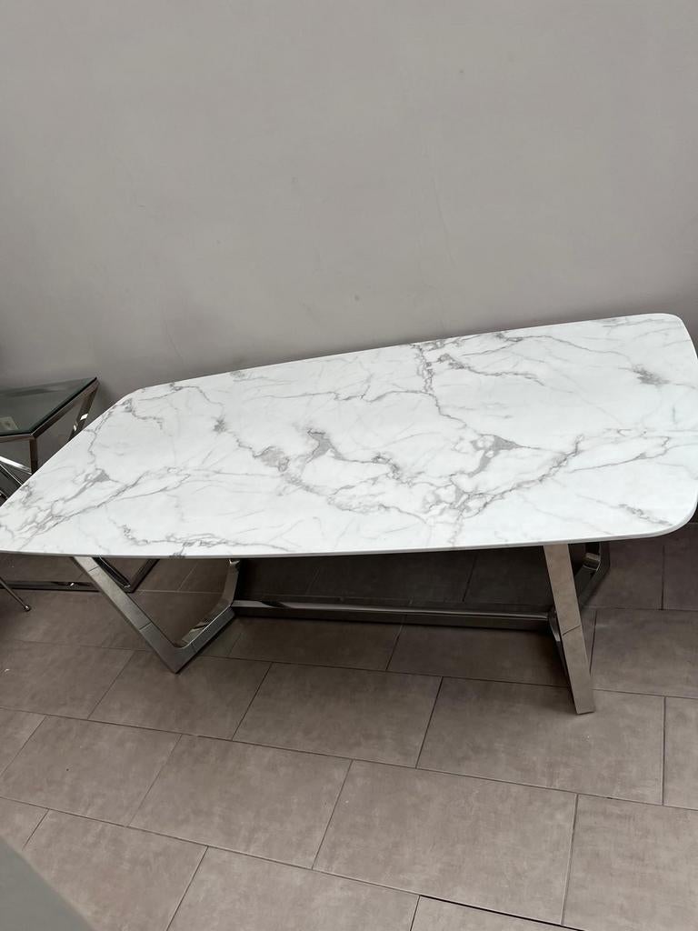 Table à manger en marbre, Enlèvement