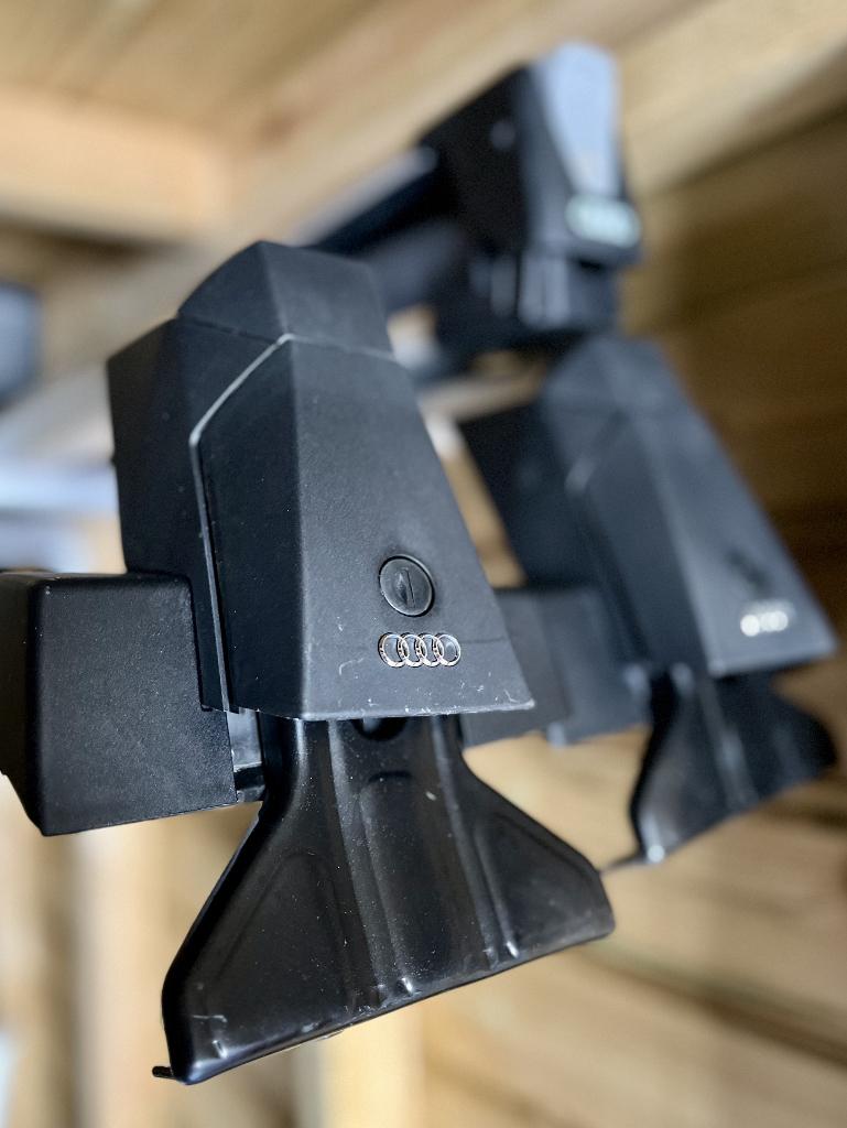 Barre de toit et porte-skis Thule AUDI Q2, Autos : Pièces & Accessoires, Barres latérales, Utilisé, Enlèvement
