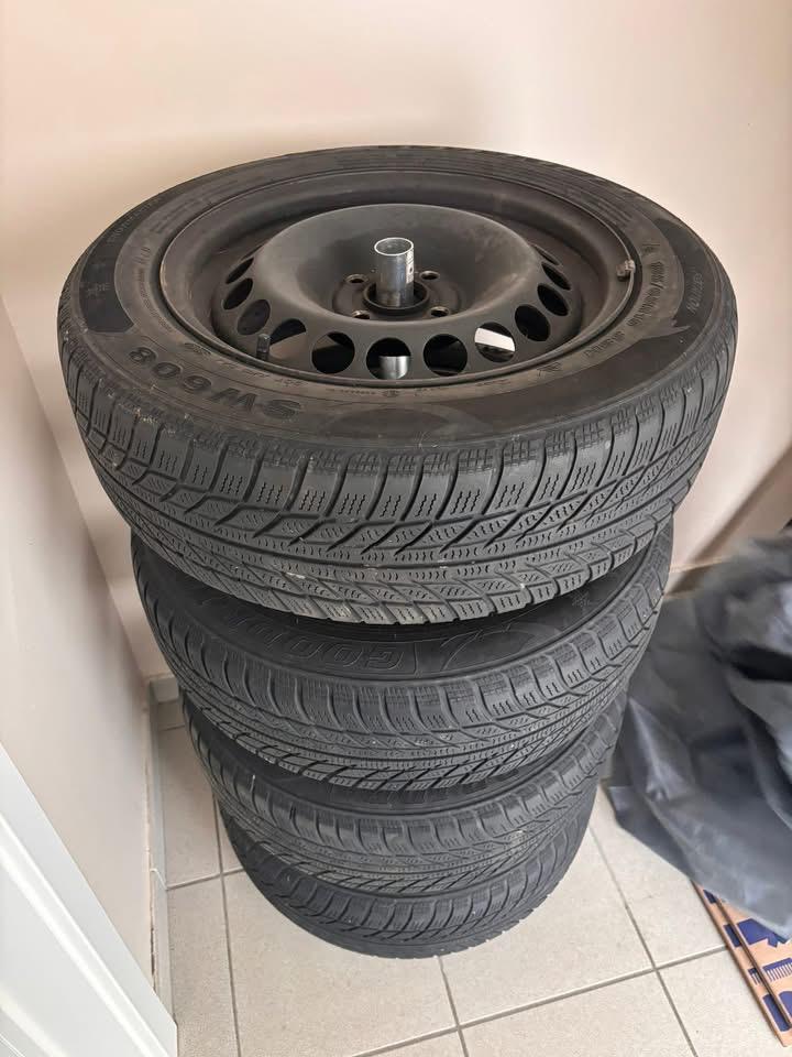 4 pneus hiver Goodyear sur jantes (185/65 R15), Enlèvement, Comme neuf