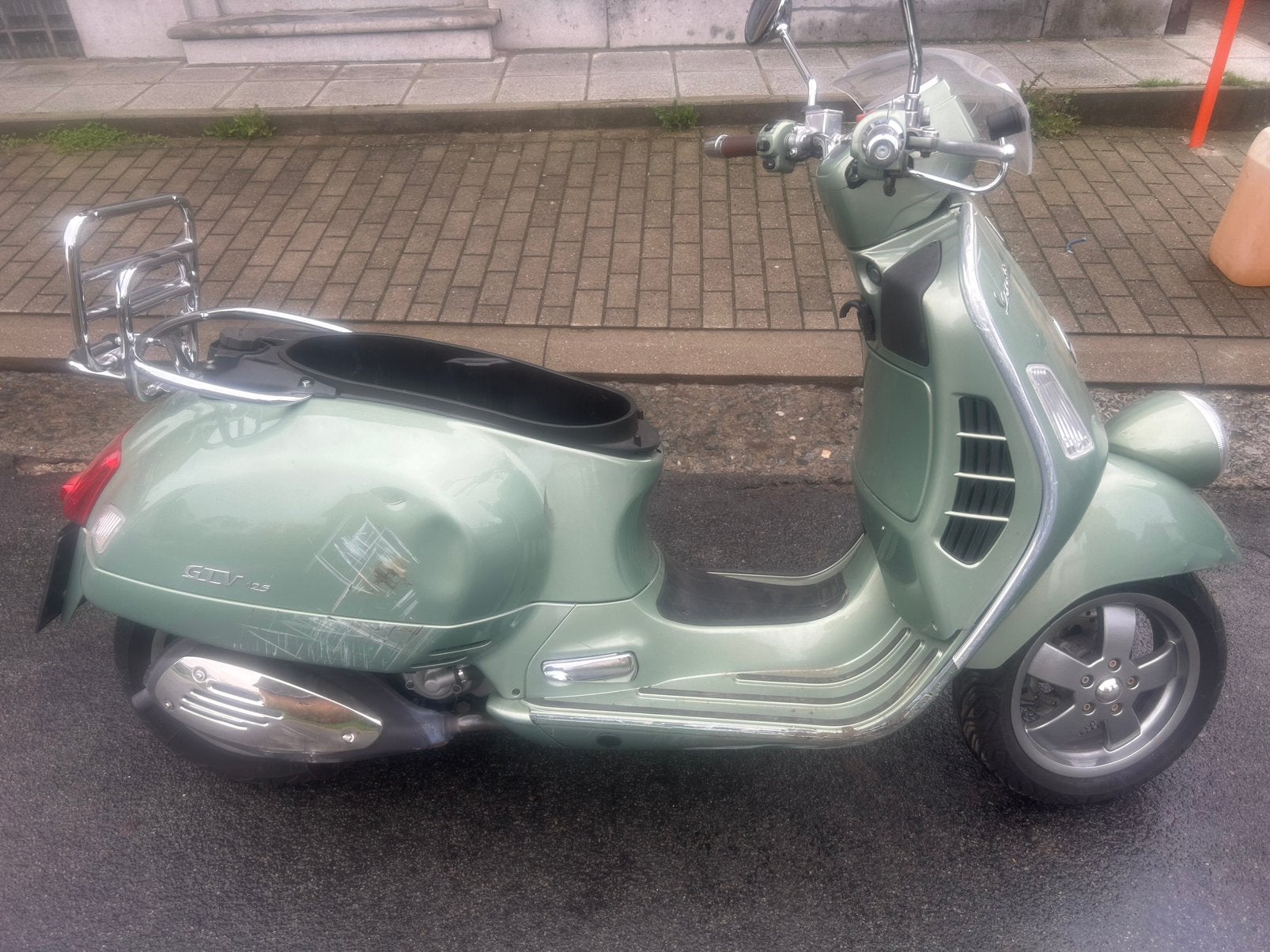 Vespa gts 125 schade brommer, Ophalen, Zo goed als nieuw