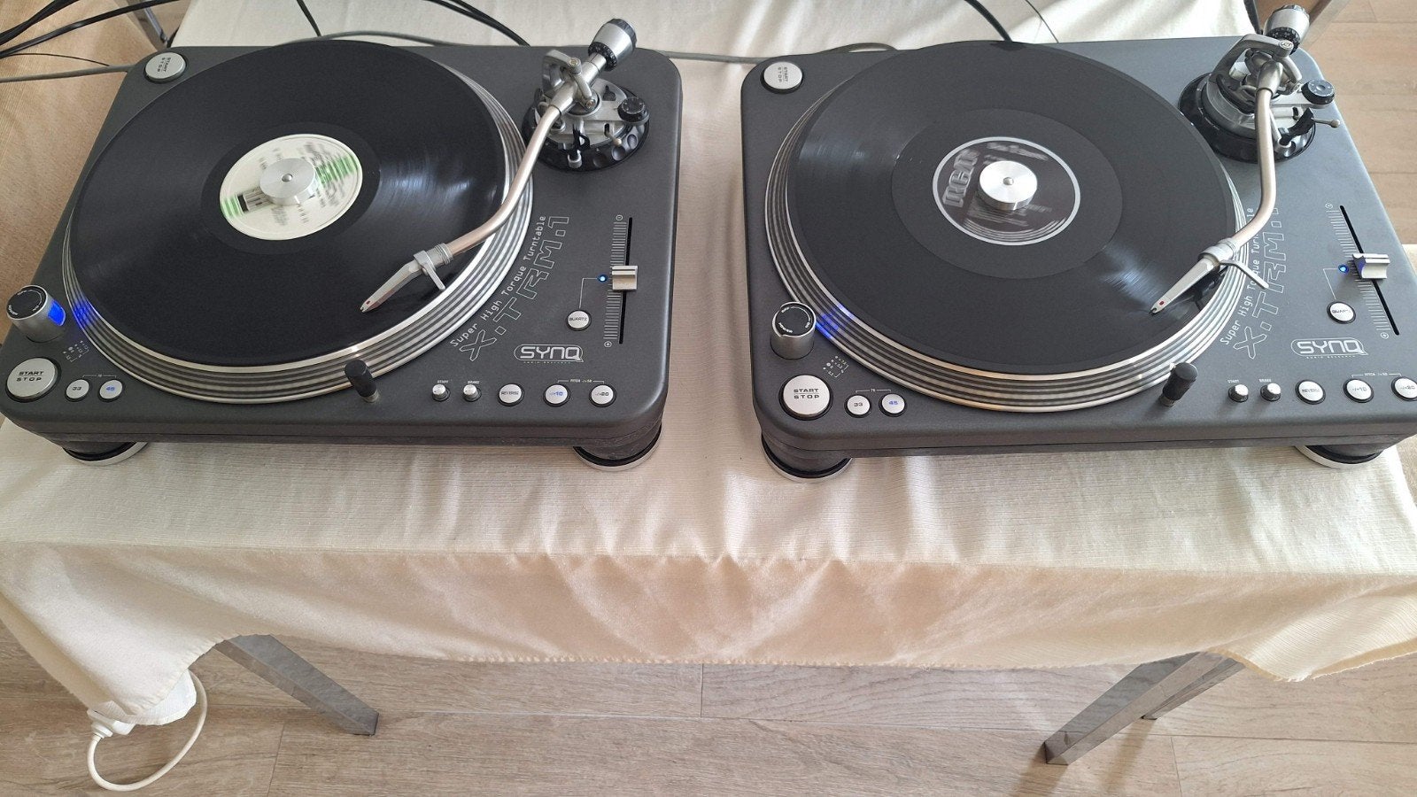 set v 2 Synq X-Trm 1 Dj Draaitafels + decksavers (compleet), Muziek en Instrumenten, Dj-sets en Draaitafels, Ophalen, Zo goed als nieuw