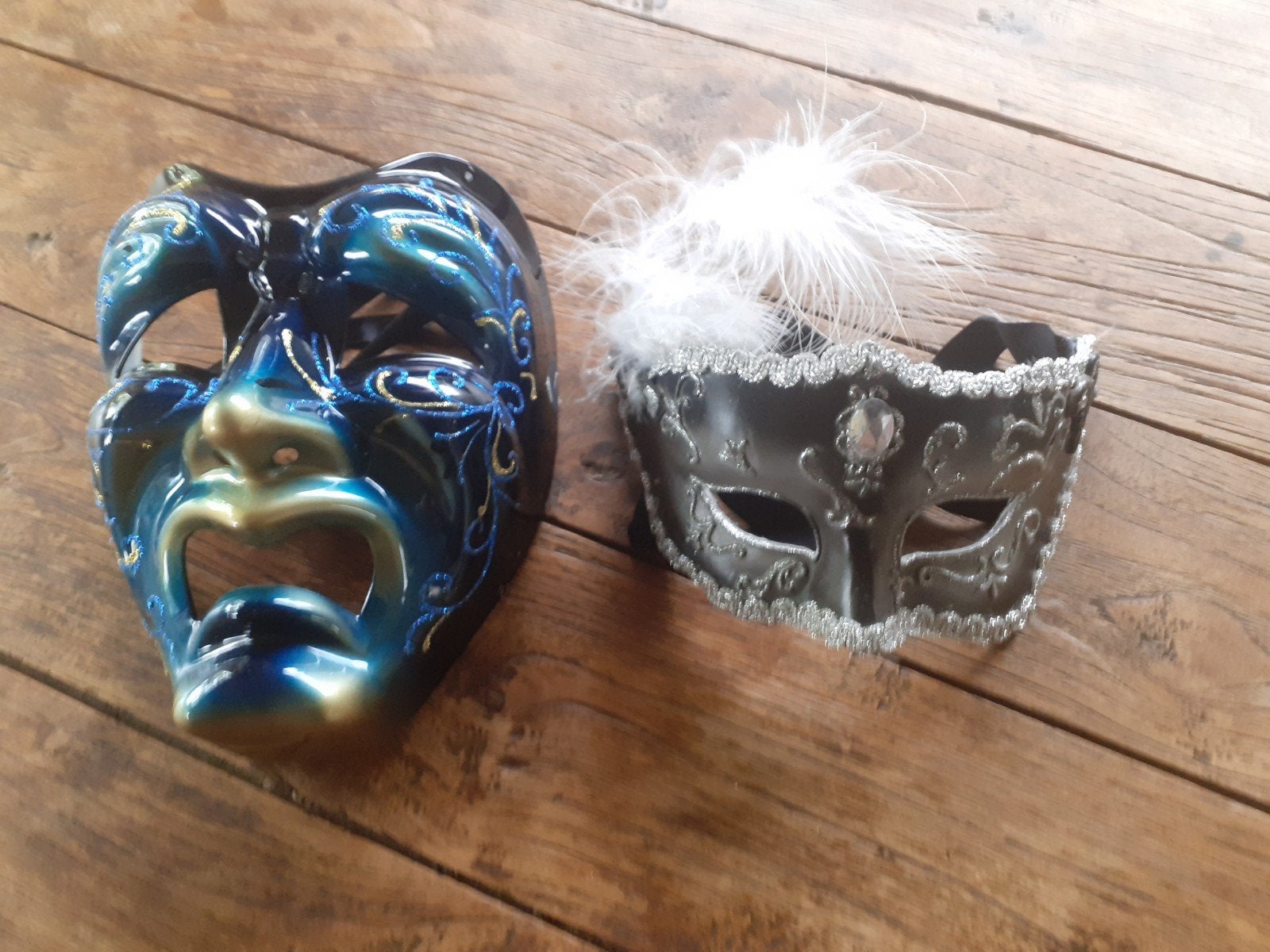 Venitiaanse maskers, Ophalen