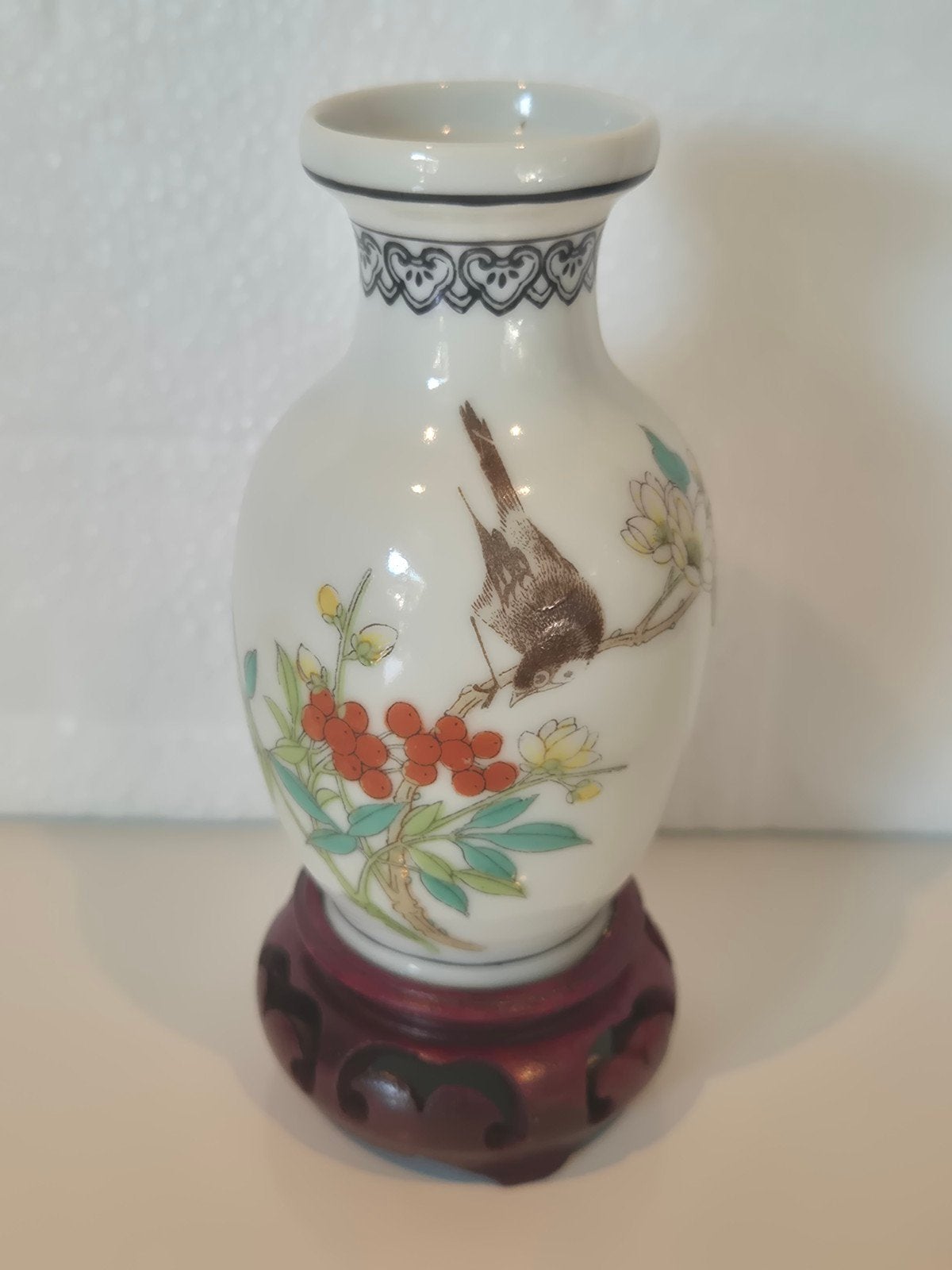 Chinees porseleinen mini vaasje op vaste houten sokkel, Ophalen of Verzenden