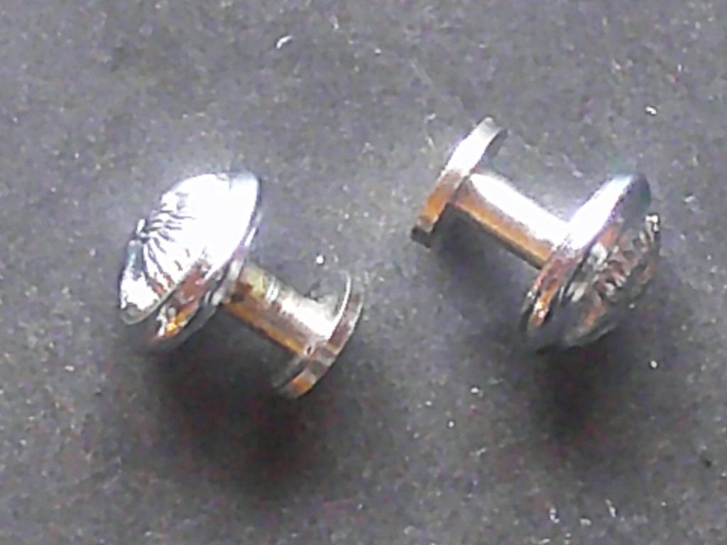 Paire boutons de fixation d'épaulettes Gendarmerie belge '70, Verzamelen, Verzenden, Rijkswacht, Embleem of Badge
