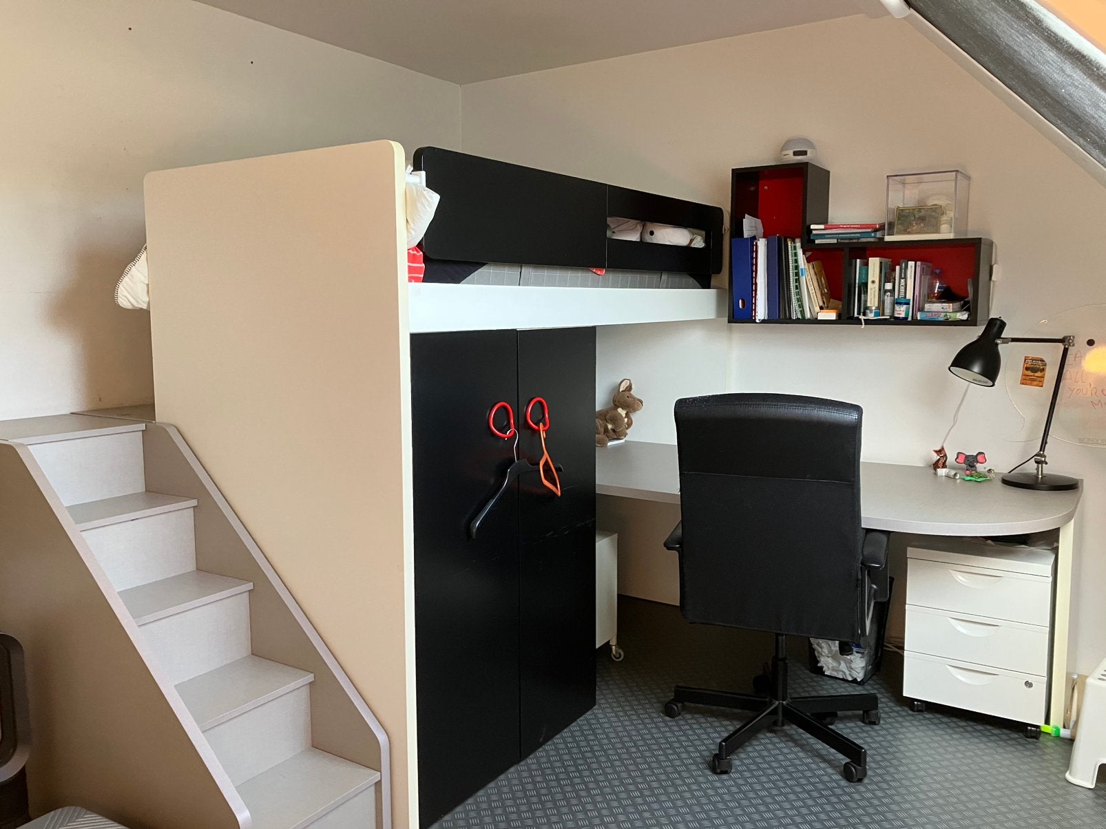 Slaapkamer tiener hoogslaper buro veel bergruimte incl kast, Ophalen, Zo goed als nieuw, Hoogslaper