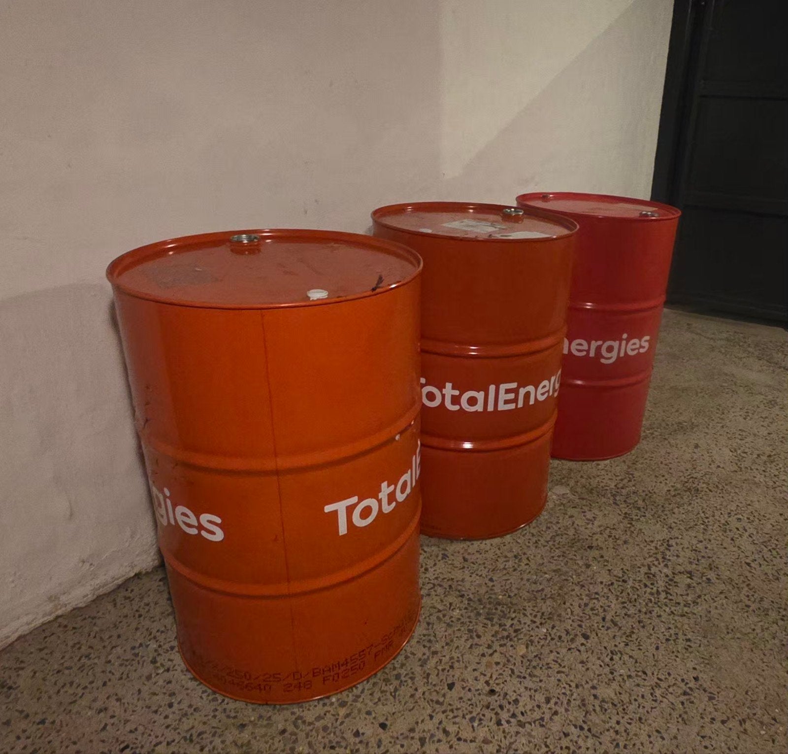 Rood leeg metalen vat rood, Ophalen