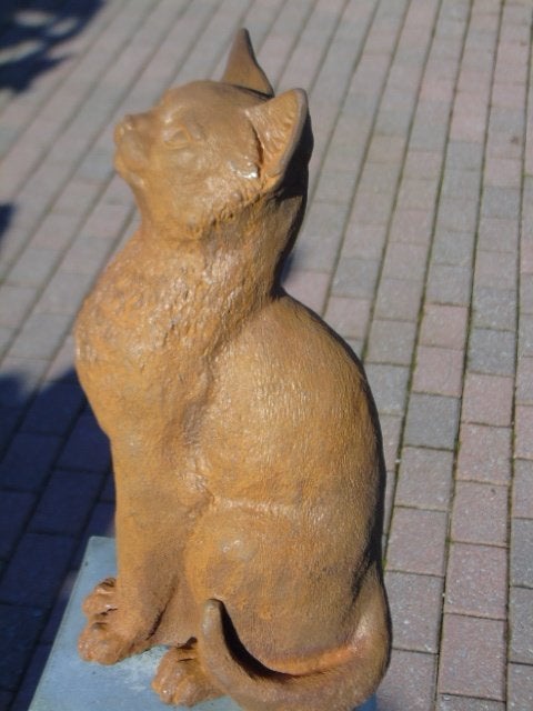 Levensgrote kat zittend in roestig gietijzer., Ophalen of Verzenden, Nieuw