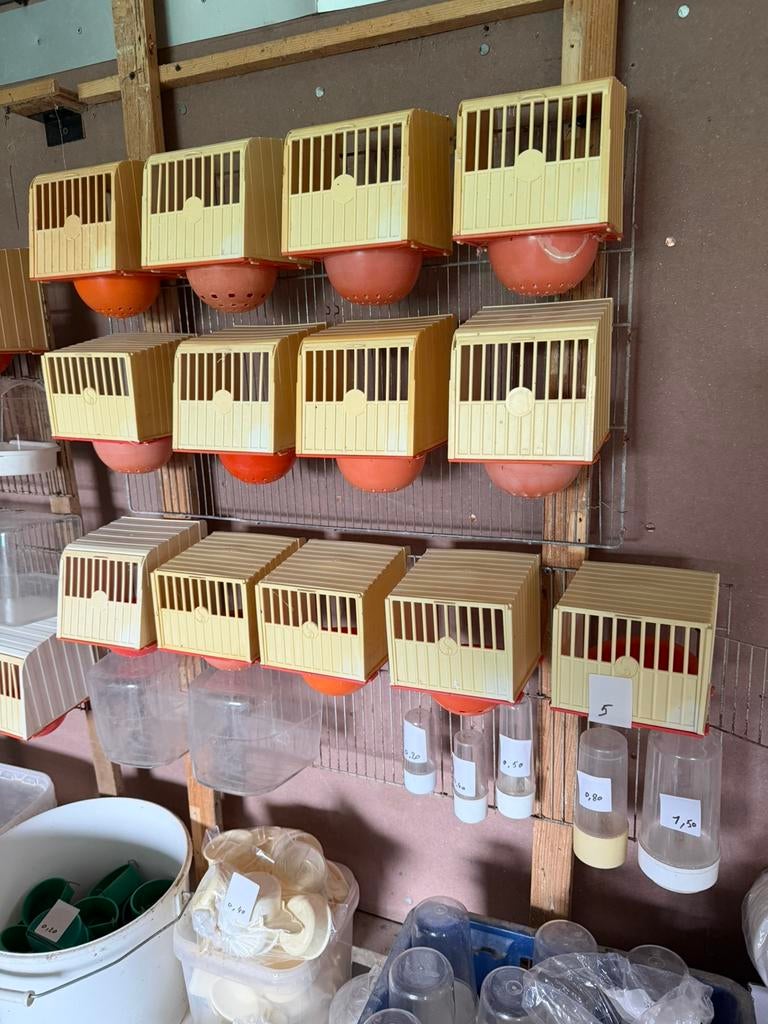 Vogelkooi benodigdheden (drinkflesjes,nestkastjes… ), Dieren en Toebehoren