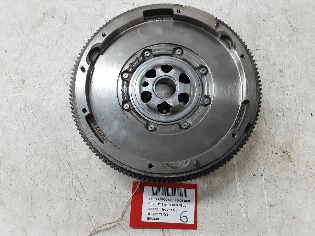 VOLANT MOTEUR BI-MASSE Skoda Karoq (01-2017/-) (05E105266B), Mevr. I. Hauben, Utilisé, Skoda, Rue de l'Espoir 34 34
4030  GRIVEGNÉE, BE