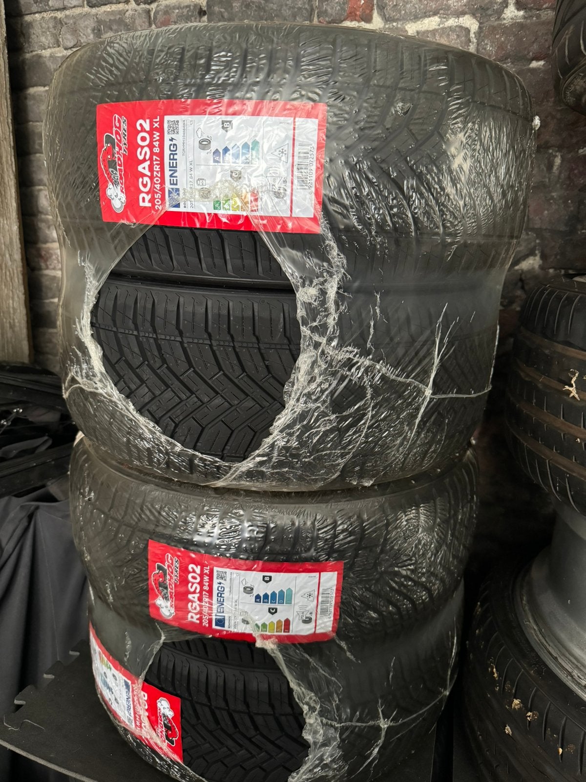 Nouveaux pneus 205 40 17, Autos : Pièces & Accessoires, Enlèvement, Pneu(s)