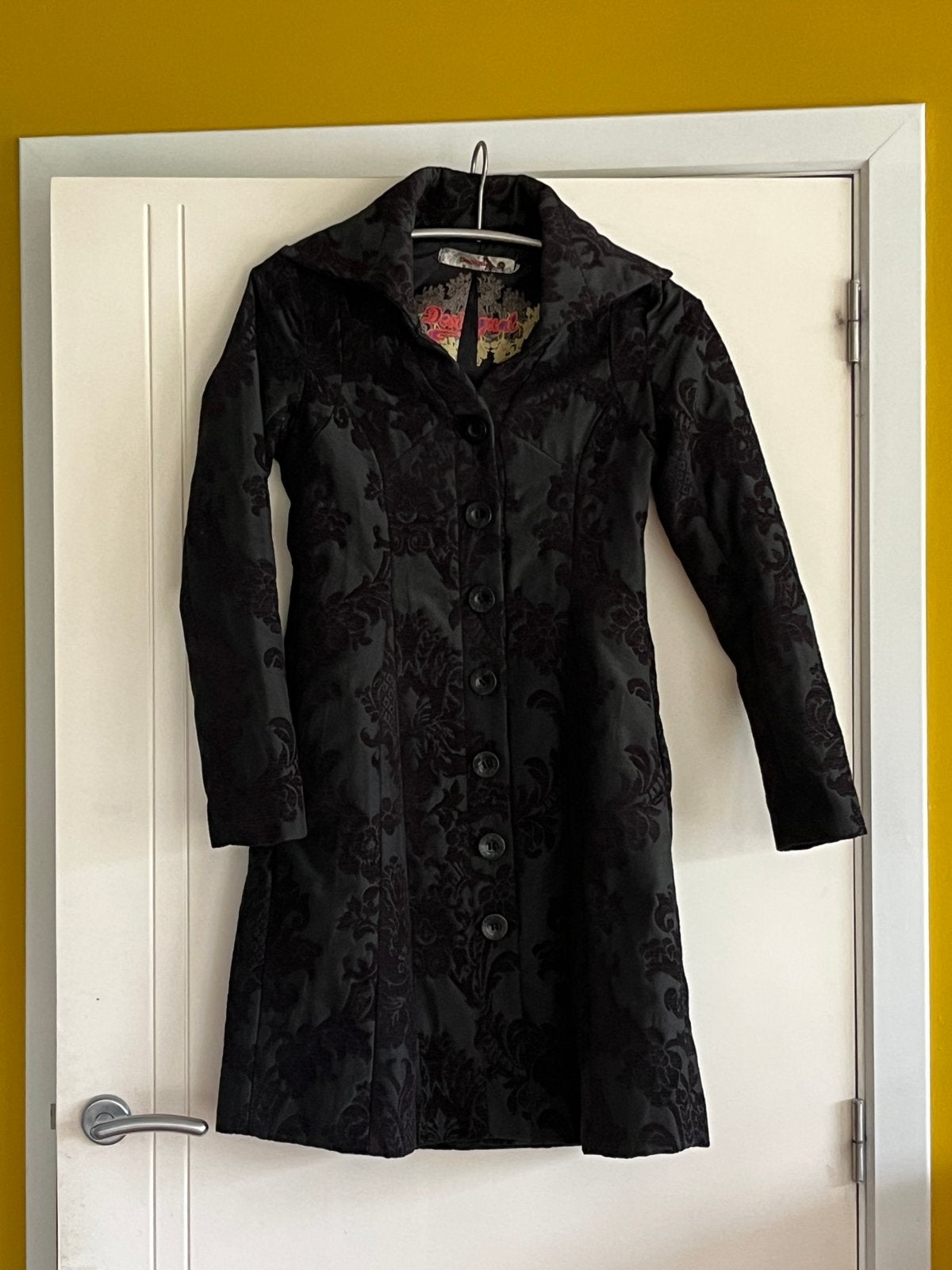 Desigual zwarte lange jas – maat 36 – bloemenmotief, Kleding | Dames, Ophalen of Verzenden, Zo goed als nieuw, Maat 36 (S), Zwart