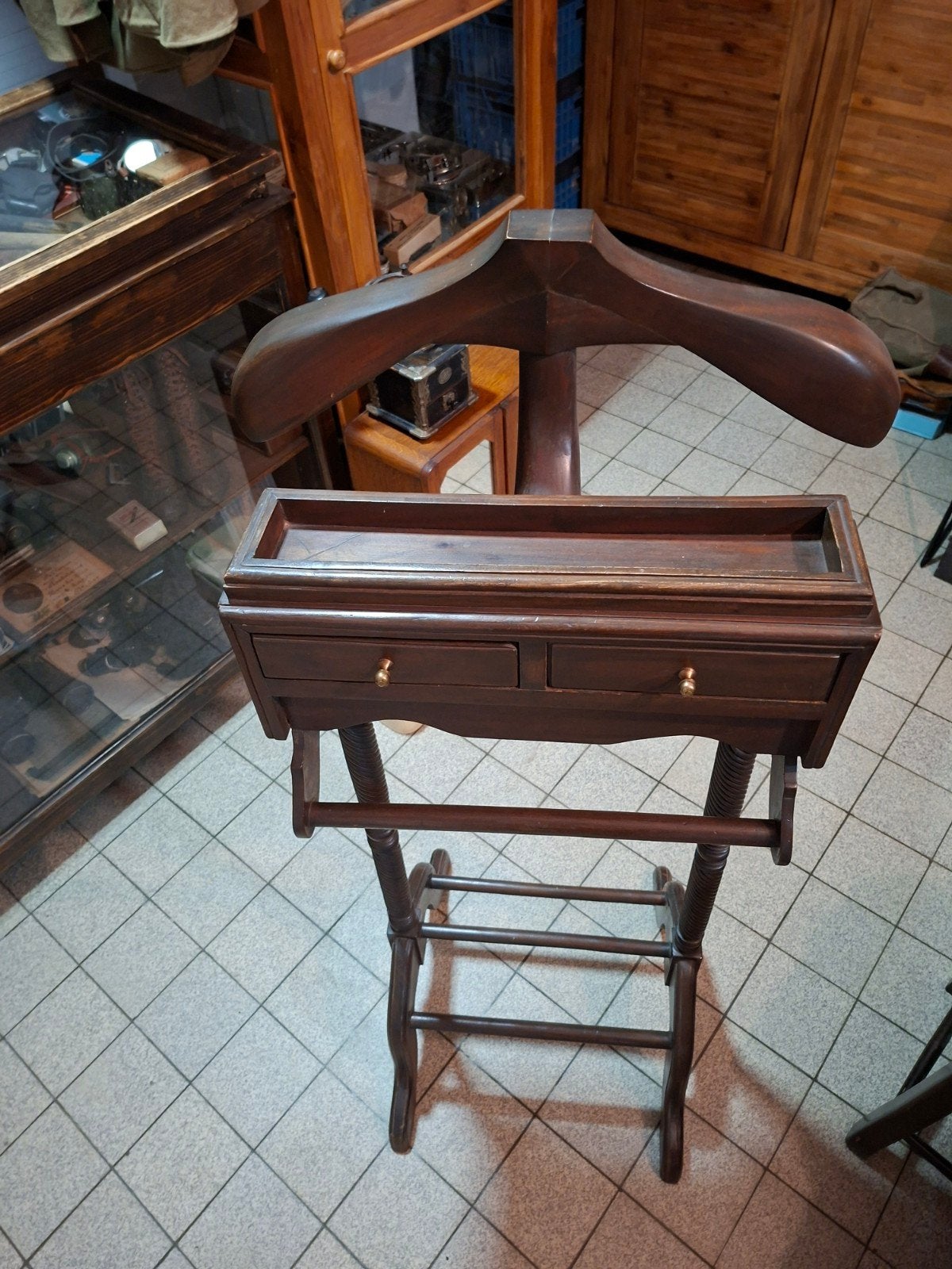 Ancien porte-vêtements, Enlèvement