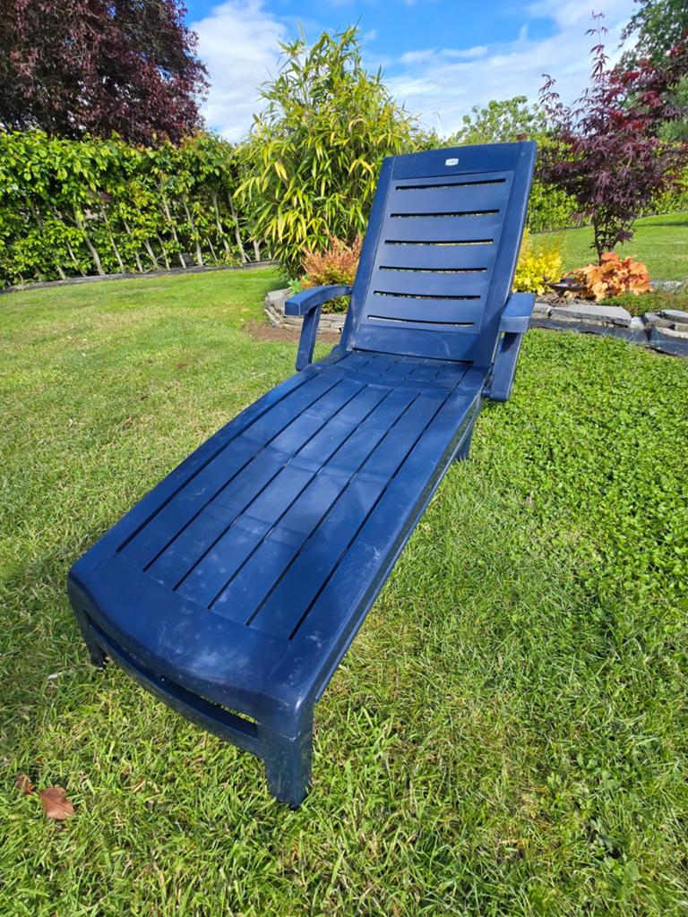 Transat / bain de soleil réglable avec roulettes – robuste, Jardin & Terrasse, Chaises longues, Enlèvement, Utilisé, Plastique