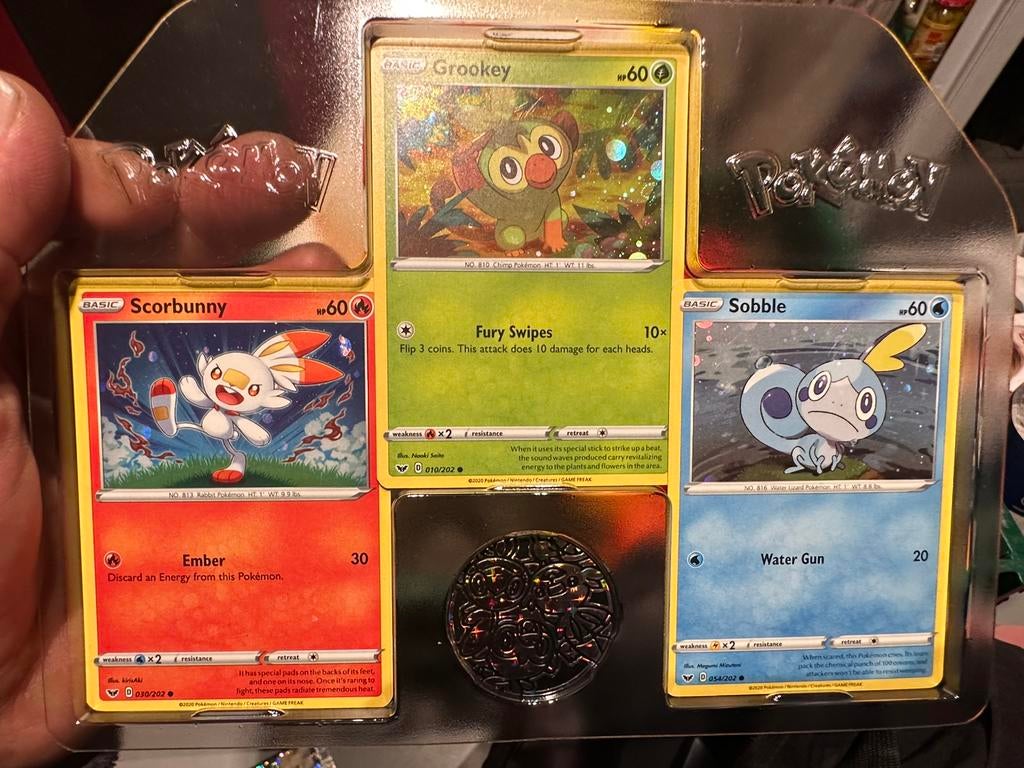 Scorbunny, Grookey & Sobble Promo Collector’s Chest Holo, Hobby en Vrije tijd, Verzamelkaartspellen | Pokémon, Ophalen of Verzenden